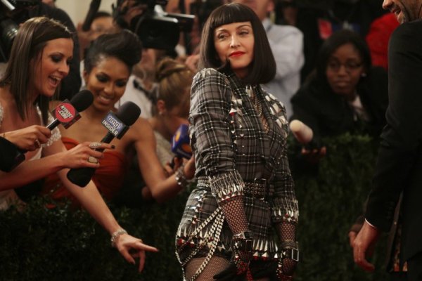 Репортерри се дивят на облеклото на Мадона. Снимка: Reuters