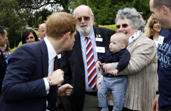 Принц Хари в бойна готовност срещу бебе. Снимка: Reuters