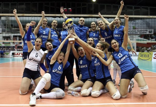 Женският волейболен отбор на Левски спечели Купата на България. Момичетата на Радослав Бакърджиев измъкнаха трофея от миналогодишния носител ЦСКА-Демакс след обрат с 3:2. Това е първа Купа на България за &quot;сините&quot; от 2009 година насам. Снимка: Булфото
&nbsp;
