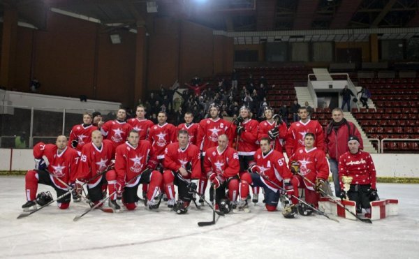 За 15-ти път в историята си хокейния отбор на ЦСКА стана шампион на България. На финала &quot;червените&quot; хокеисти разгромиха Славия с резултат 7:2. Снимка:  Булфото