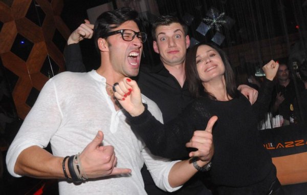 Ирина Флорин в плен на манекна и "марионетката". Снимка: Булфото