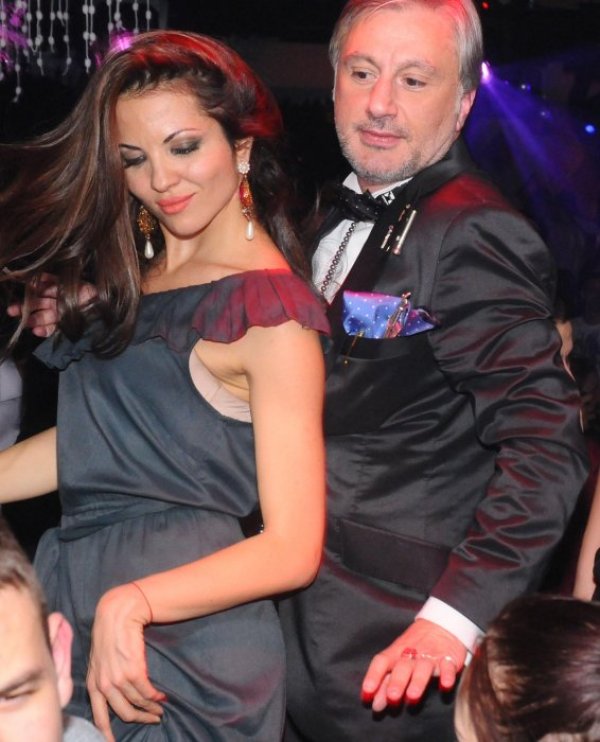 Райна се усуква около Денди. Снимка: Булфото