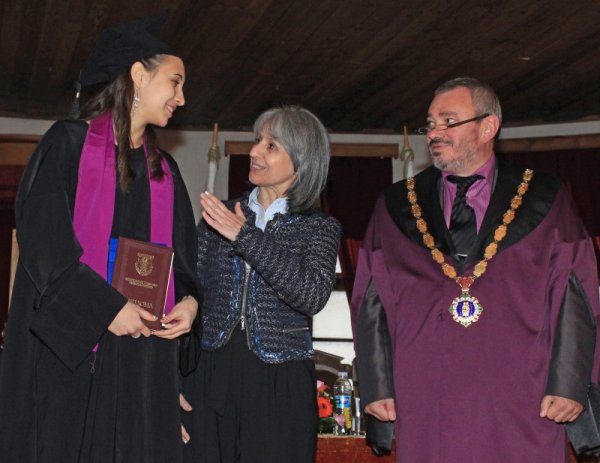 Във Велико Търново вицепрезидентът Маргарита Попова участва в церемонията по връчването на дипломите на 282 абсолвенти от Стопанския факултет. Снимка: БТА