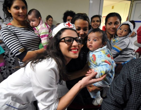 По традиция децата, които се лекуват в Многопрофилната болница за активно лечение в Бургас, получават подаръци в навечерието на Коледа. И този път те бяха зарадвани от ръководството на лечебното заведение и от кмета на община Бургас Димитър Николов на импровизираното Коледно тържество. Снимка: БТА