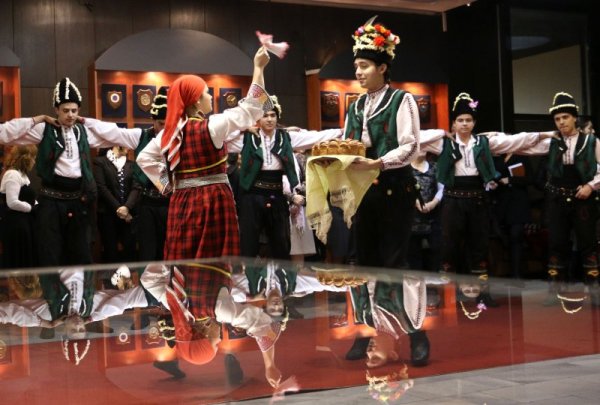 Коледари поднесоха поздрав в община Варна по случай предстоящите празници. Те изпълниха традиционни коледарски танци и наричания за здраве. Снимка: Impact Press Group