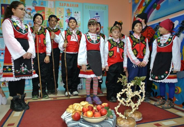 Весело Коледно тържество се проведе в хасковския ресурсен център, където се обучават деца с умствени и физически отклонения и специални образователни потребности. Снимка: БТА