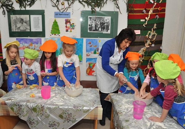 Малчугани от детските градини &bdquo;Българче&ldquo; и &bdquo;Слънце&ldquo; във Враца месиха коледни хлябове в музейната работилница на Етнографско-възрожденския комплекс &bdquo;Св. Софроний Врачански&ldquo; в града. Снимка: БТА
