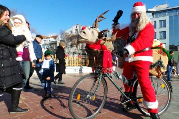 Дядо Коледа радва хората като се разхожда по варненските улици с велосипед. Снимка: Impact Press Group