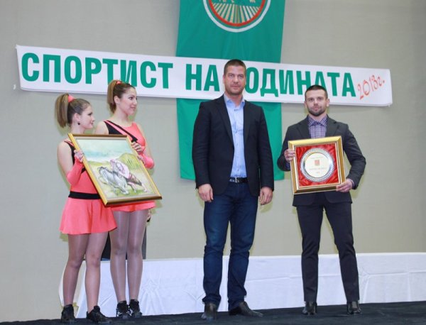 Световният шампион по карате Стилиян Петров пък е спортист номер едно на Стара Загора. Той бе награден от кмета на града Живко Тодоров. За най-добър треньор бе определен треньорът на Берое Петър Хубчев. &bdquo;Зелените&ldquo; пък бяха избрани за най-добър отбор на 2013 година. Снимка: Община Стара Загора