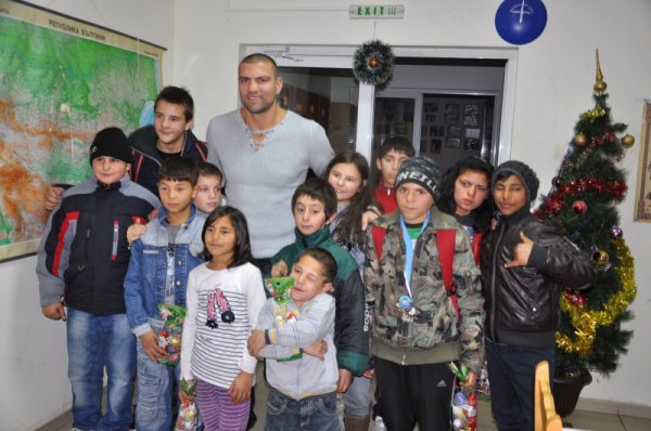 Бронзовият медалист от Олимпиадата в Лондон Тервел Пулев и неговият треньор Борислав Бояджиев зарадваха преди Коледа децата от Дома за деца и юноши, лишени от родителски грижи &quot;Николай Мирликийски Чудотворец&quot; в Благоевград. Те донесоха подаръци, разговаряха с децата за спорта и живота и се снимаха се за спомен. Снимка: БТА