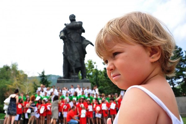 Ученици от няколко училища направиха българското знаме с телата си пред паметника на Христо Ботев във Враца, с което бе сложен финала на втората година от обучението им по Общинската програма за патриотично възпитание. С помощта на девет културни институции в града над 300 деца изучаваха историята от античността до наши дни като всяка лекция бе свързана с практически занимания. Снимка: БТА
&nbsp;