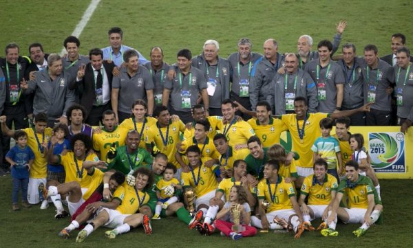 Футболистите на Бразилия позират със спечелената Купа на конфедерациите. Тази нощ &quot;селесао&quot; победи категорично с 3:0 световния и европейски шампион Испания и спечели турнира, на който беше домакин. Снимка: БТА