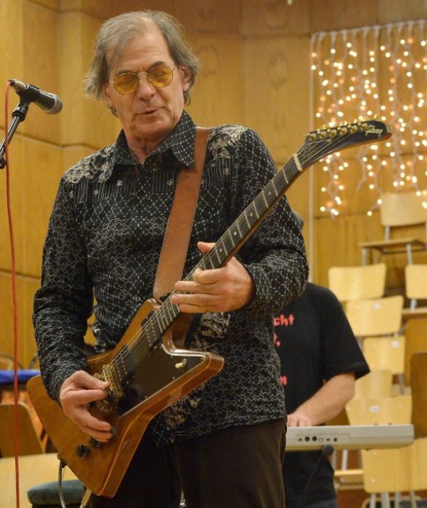 Българската музикална сцена се раздели през 2013 с една от емблемите на Щурците - Пеци Гюзелев. Гюзелев е автор на музиката и аранжимента на хитове като "Дай ми малко нежност", "Сватбен ден", "Когато си отива любовта", "Стълбата" и много други. През 1993 г. започва самостоятелен албум и основава първата българска рок супер група "Стари муцуни" с Георги Минчев, Георги Марков - барабанист от Щурците, Иван Лечев, Ивайло Крайчовски. През 1994 г. излиза албумът на групата "Бира, секс и рок енд рол" и става албум № 1 за България, а песни като "Бира, секс и рок енд рол", "Мързелив бирен ден", "Блудният син", "Купонът тече", "Музикантска съдба" и др. стават хитове на "Стари муцуни". През 2010 г. е удостоен с орден "Св. св. Кирил и Методий" първа степен за особено големите му заслуги в областта на културата и изкуството. След дълга борба срещу заболяването почива от тумор в мозъка на 25 април. Снимка: Булфото