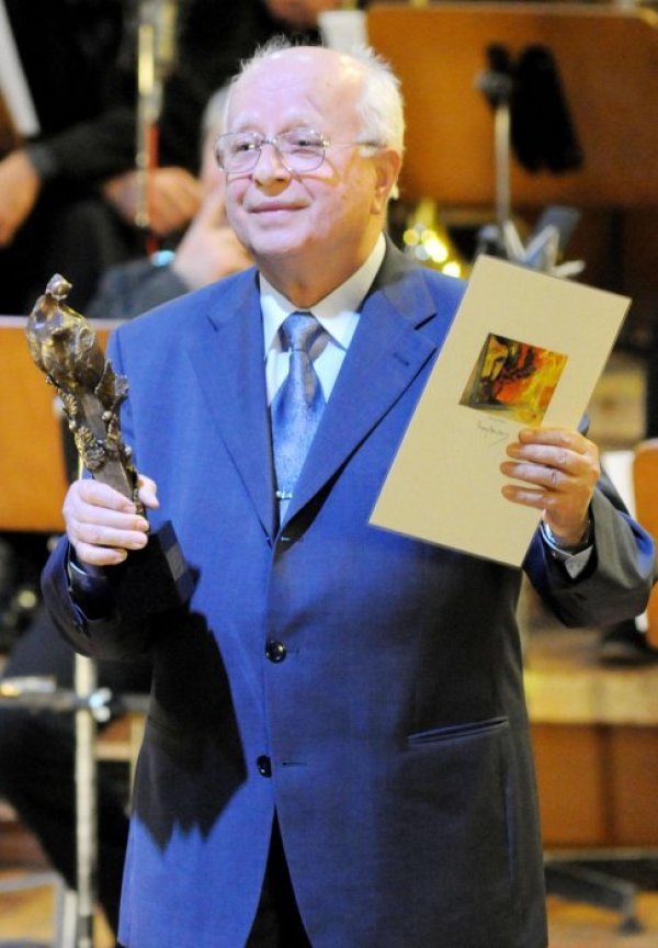 Основателят на Детския радиохор на БНР, ръководител и главен диригент акад. Христо Недялков почина на 81 години на 29 октомври. Автор е на над 400 песни за детски и женски хорове, а капела или с акомпанимент на пиано, както и музика за детски телевизионни и радиопостановки. Песните му са включени в български, немски и японски учебници по музика. Носител е на високи национални и международни награди и е първият българин - лауреат на висшия японски орден за чужденци Орден на святото съкровище "Златни лъчи" с розетка. През 1996 г. му е присъдена титла Доктор хонорис кауза на университета ТОКАЙ, Япония. Унгарското правителство го награждава и с медала на името на Золтан Кодай. През 2002 г. Федерацията на европейските хорове го удостоява с титлата "Културен посланик на Европа". През юли 2004 г. е избран за академик (действителен член) на БАН. Снимка: Булфото