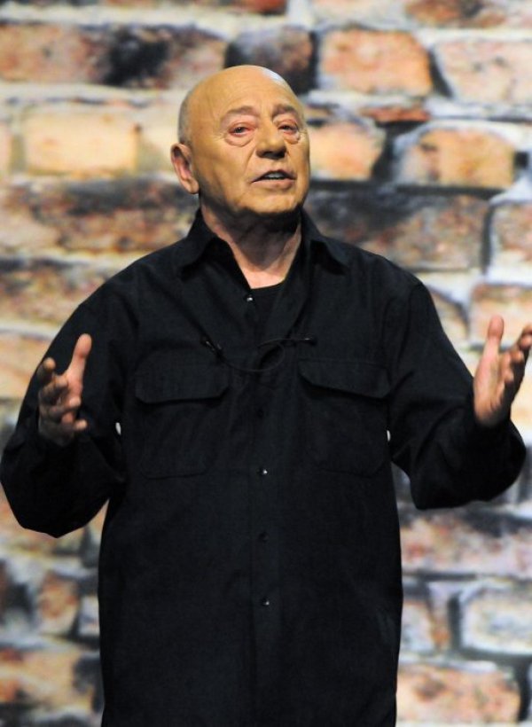 Българското кино и театър осиротяха след като на 15 февруари след тежко боледуване от рак на белите дробове почина Тодор Колев. Адама е работил в театрите в Смолян, Шумен, Пловдив, в столичните "Сълза и смях" и "София". Участва в над 30 игрални филма, сред които "Цар и генерал", "Козият рог", "Иван Кондарев", "Двойникът", "Господин за един ден", "Опасен чар".
Народен представител във ВНС, съветник в посолството ни в Канада 1992-1993 г., автор и водещ на тв предаванията "Как ще ги стигнем с... Тодор Колев" и "Вход свободен", преподавател по актьорско майсторство в НАТФИЗ, певец, са само част от неговата визитка извън театралната и кино сцена. Снимка: Булфото