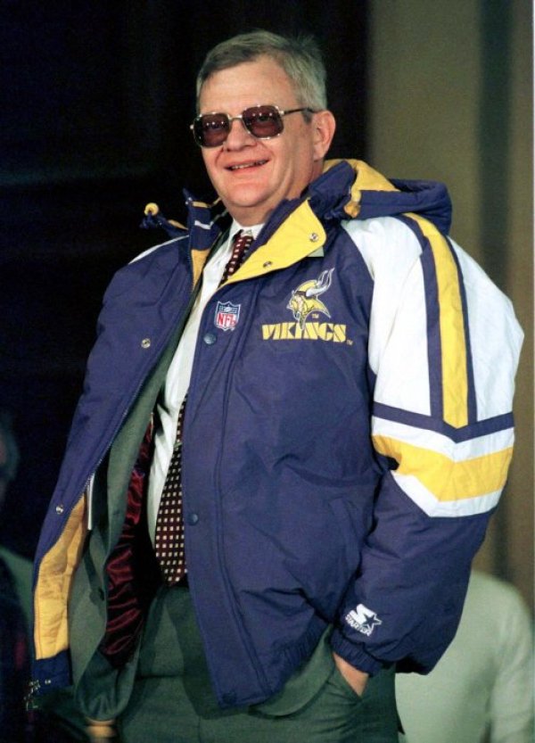 На 1 октомври в Балтимор почина американският писател Том Кланси. Автор е на много бестселъри, сред които "Ловът за "Червения октомври", "Всички страхове", "Реална опасност", "Патриотични игри". По редица негови книги са заснети филми и са създадени видео игри. През 1996 г. става един от основателите на &bdquo;Red Storm Entertainment&rdquo; и създава едни от най-успешните и популярни компютърни игри. От 2008 г. участва с името си в компанията &bdquo;Ubisoft&rdquo; и то става запазена марка за видеоигри, филми и книги. Снимка: Reuters