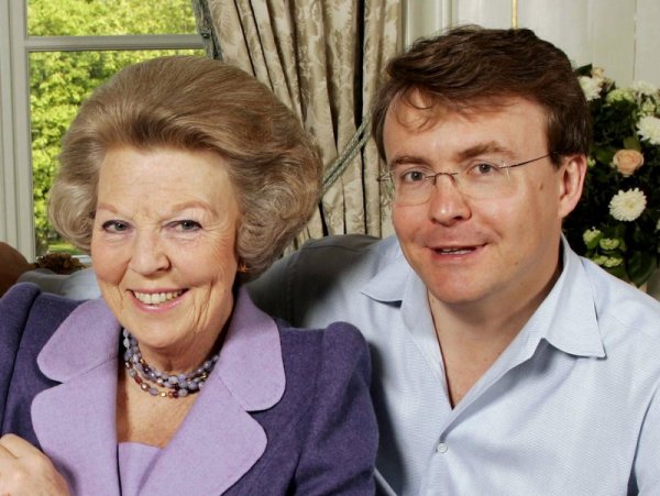 Холандската кралица Беатрикс със своя син - принц Йохан Фрисо. Принцът изпадна в кома след ски инцидент през февруари 2012 година. Той почина на 12 август.
Снимка: Reuters