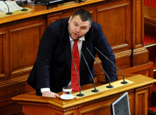 Безметежното щастие на новата власт не продължи дълго. Месец и половина управление и... премиерът обяви в парламента: &quot;Назначавам Делян Пеевски за директор на ДАНС&quot;. Снимка: Булфото