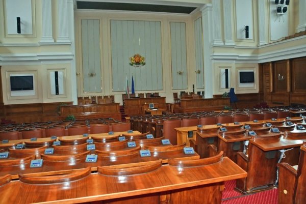 Президентът Росен Плевнелиев не се бави и даде мандат първо на БСП, после на ДПС, но те ги върнаха скорострелно, всички искаха предсрочен вот, не ново правителство. Изборите на 12 май минаха - заветните парламентарни банки са само за 4 формации &ndash; ГЕРБ, БСП, ДПС и &quot;Атака&quot;. Снимка: БТА