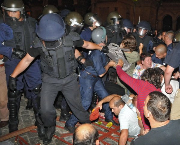 Полицията реши &ndash; ще извежда избраниците с автобус, бял. Протестиращите не отстъпваха, полицията настъпваше. Снимка: Булфото
&nbsp;