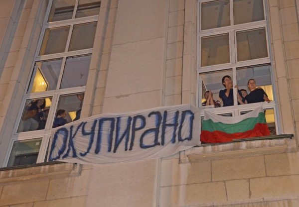 Нарекоха се "Ранобудни" и две седмици не пускаха преподаватели и техни колеги да припарят до СУ. После отслабиха хватката и Алма Матер отново отвори врати. Снимка: Булфото
&nbsp;