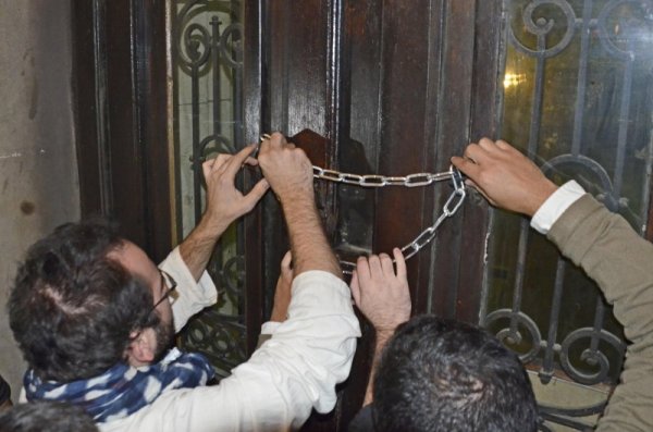 Ректоратът на Софийския университет осъмна залостен в края на октомври. Студентите също се включиха в протестите. Снимка: Булфото