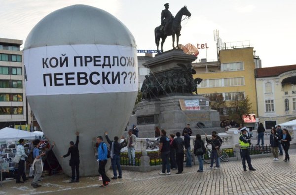 Искрата отново бе запалена и хората пак заляха площадите на страната с призиви: "Оставка!" още същия ден, 14 юни. И така до днес с #ДАНСwithme &ndash; пореден епизод. Снимка: Булфото