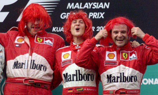 Михаел Шумахер, Рубенс Баричело и техническият директор на Ferrari Рос Браун празнуват отборната титла на пистата Сепанг в Малайзия през 2000 година. Снимка: Reuters