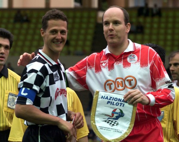 Принцът на Монако Албер с Шумахер на благотворителен мач в Монте Карло през 1999 година. Снимка: Reuters