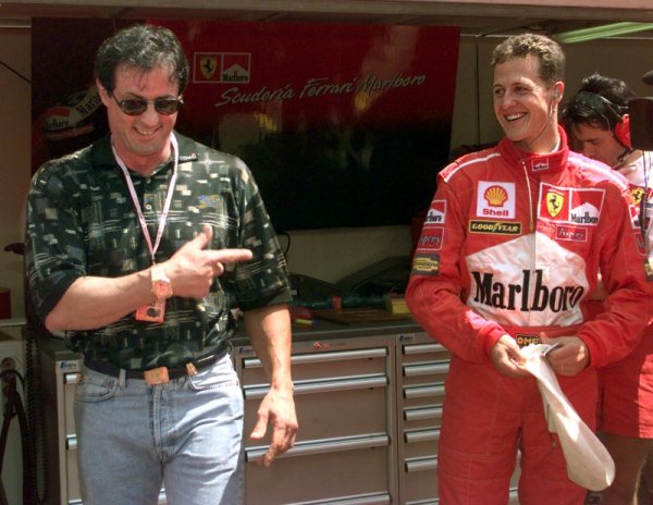 Михаел Шумахер в закачка със Силвестър Сталоун преди старт в Монако през 1998 година. Снимка: Reuters