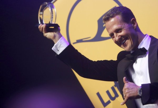 Михаел Шумахер с приза за легенда в спорта на церемония във Франкфурт през ноември 2012 година. Снимка: Reuters