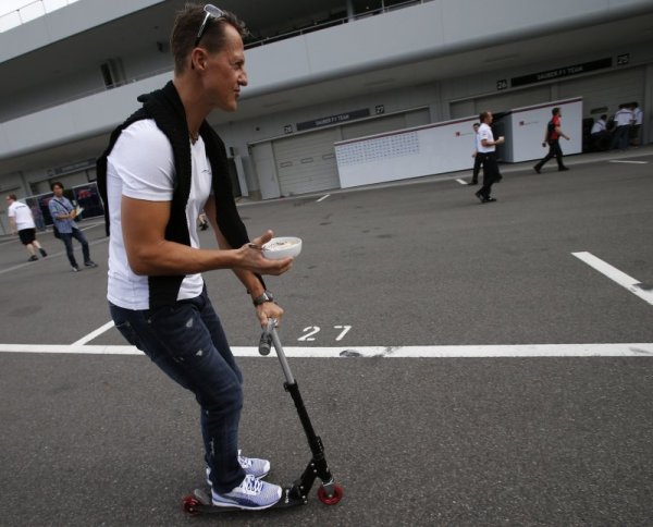 Шумахер балансира със закуска върху скутер преди старт на пистата Сузука в Япония през 2012 година. Снимка: Reuters