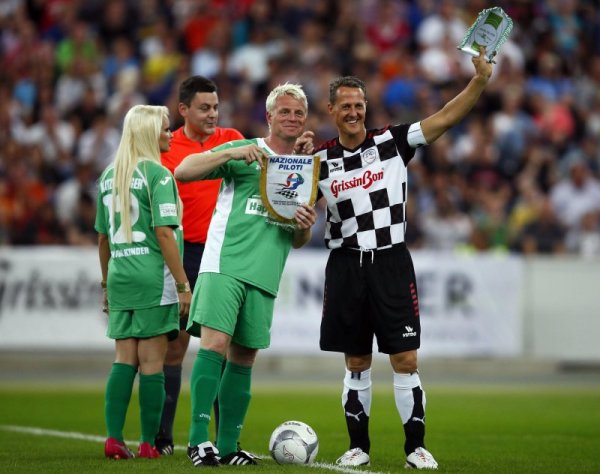 Пилотът в поредния благотворителен футболен мач в помощ на децата във Франкфурт през 2012 година. Снимка: Reuters