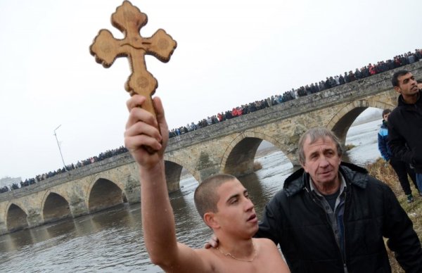 Около 20 смелчаци скочиха за кръста в Свиленград, но 21 годишният Веселин Битлиев го спаси. Снимка: Impact Press Group