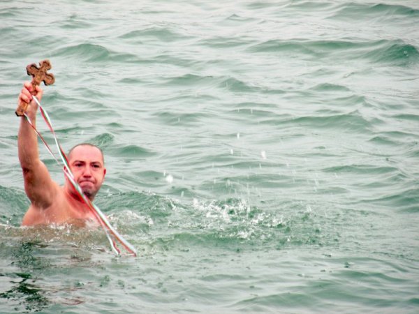 36-годишният силистренец Светлин Иванов за тринайста поредна година извади богоявленския кръст от Дунав. Снимка: БТА