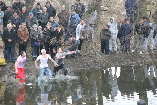 15-годишният Иван Райков извади кръста в Павел баня. Снимка: Община Павел Баня