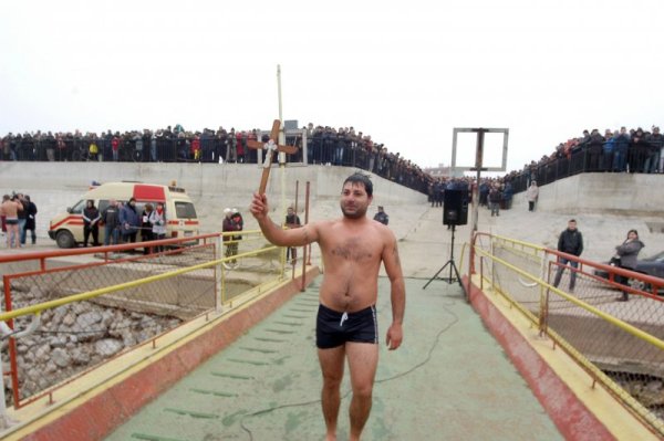 Любен Любенов от Лом извади кръста от водите на река Дунав на Йордановден &ndash; Богоявление. Снимка: БТА