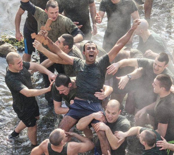 Петокурсникът от Националния военен университет &bdquo;Васил Левски&ldquo; Ивайло  Иванов извади Богоявленския кръст от водите на р. Янтра във Велико  Търново. Снимка: БТА