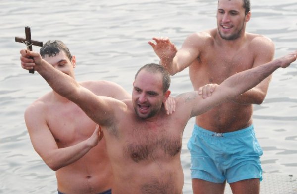 29-годишният Вячеслав Борисов от София извади кръста от езерото в столичния квартал &bdquo;Дружба. Снимка: Булфото