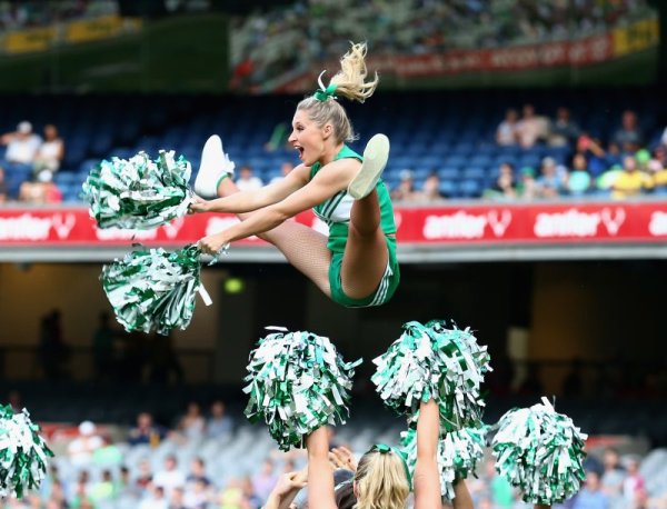 Мажоретки забавляват публиката преди мача по крикет между Мелбърн Старс и Аделаида Страйкърс в Мелбърн, Австралия. Снимка: БТА