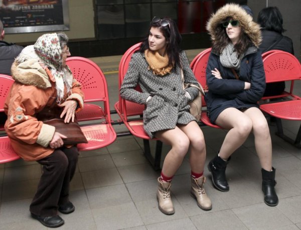 Баба любопитства за новата модна линия в метрото. Снимка: Булфото
