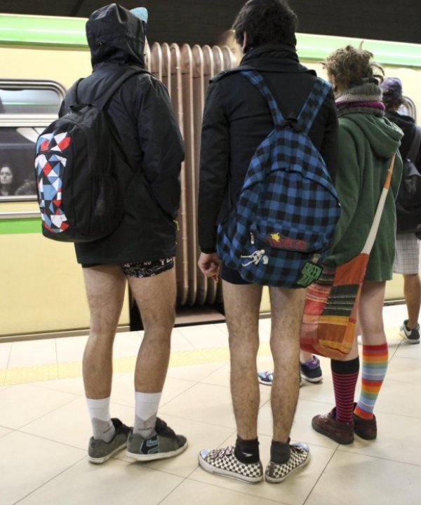 В очакване на пристигащия влак. Снимка: Булфото