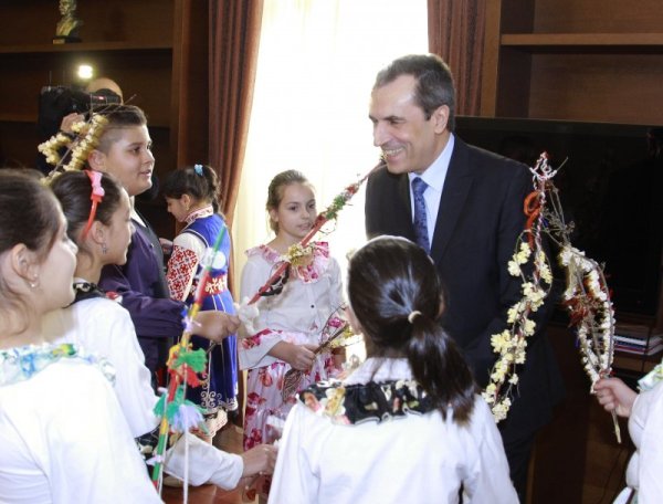 Премиерът Пламен Орешарски посрещна децата в МС. Снимка: Правителствена пресслужба