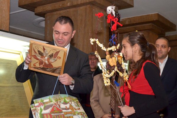 Сурвакарчета пожелаха здраве на главния секретар на МВР Светлозар Лазаров. Снимка: МВР