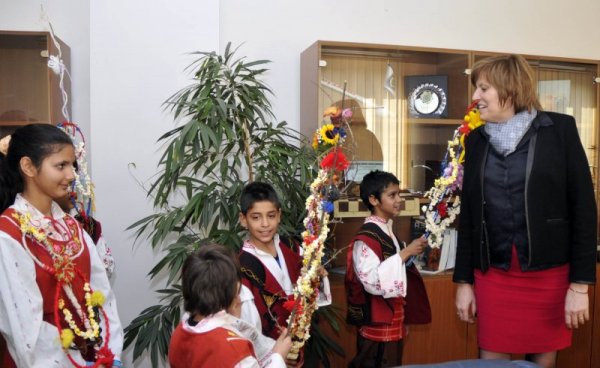 Деца от Гълъбово гостуваха на спортния министър Мариана Георгиева. Снимка: БТА