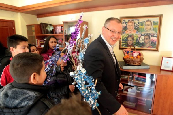 &quot;Сурва, сурва година, да си жив и здрав 101 година&quot;, пожелаха децата на лидера на БСП Сергей Станишев. Снимка: БСП