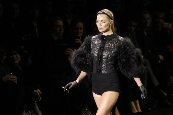 Кейт Мос на ревю на френската къща Louis Vuitton през март 2011 година. Снимка: Reuters