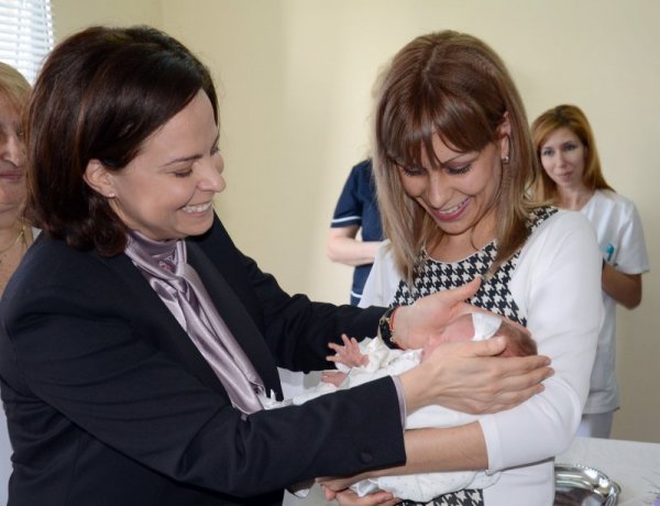 Здравният министър д-р Таня Андреева ориса в Стара Загора Сиана Петкова - първото новородено за 2014 г дете в България. Снимка: БТА