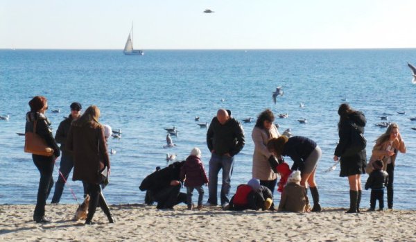 Поредният топъл ден отново изкара десетки варненци на разходка по плажа. Снимка: Impact Press Group