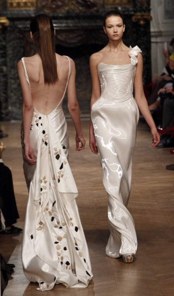 Манекенки представят тоалети по време на модно ревю във френската столица Париж. Снимка: БТА
&nbsp;